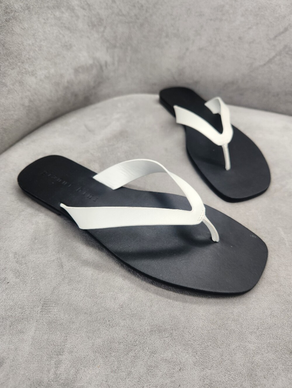 Gianni Bini Thong Sandals 10 White Leather Steffan Casual Effortless New $50 - Picture 8 of 15